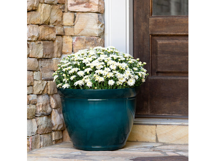 17.5" Kittredge with Wheels Planter image number 1